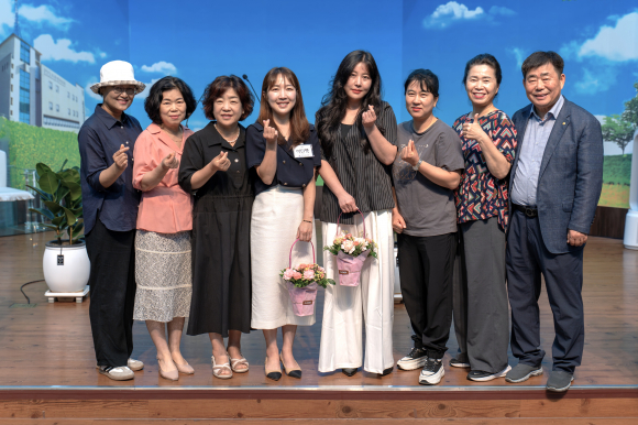 송재철(오른쪽) 장로가 전도한 두 사람이 학습세례를 받고 구역식구들과 기념촬영을 하고 있다.