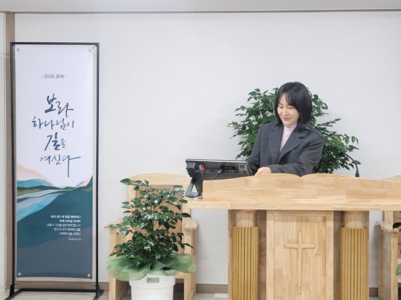 김경민 목사가 성도들에게 설교하고 있다.