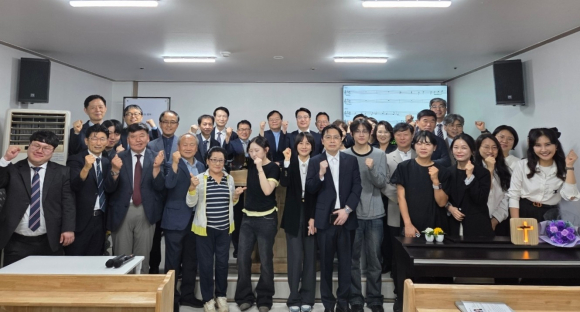 교회설립예배에 참석한 목사님들과 지인들이 기념촬영을 하고 있다.