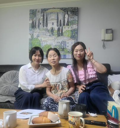 가정에 심방하여 함께 교제를 나누고 있는 모습