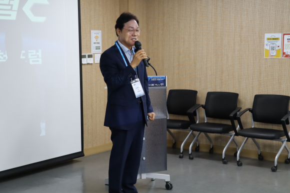 위기의 시대, 지도자는 무엇으로 선택하는가를 특강하고 있는 박완수 도지사