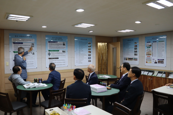 김범규 장로가 삼안역사자료관을 소개하고 있다.
