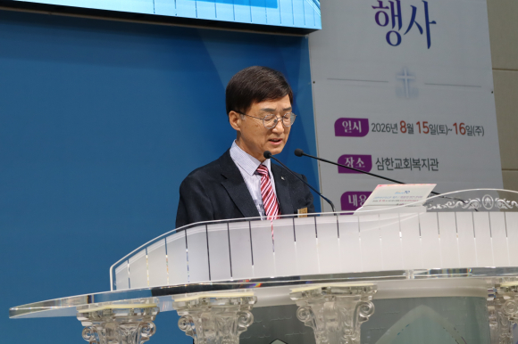 차창수 장로가 기도하고 있다.