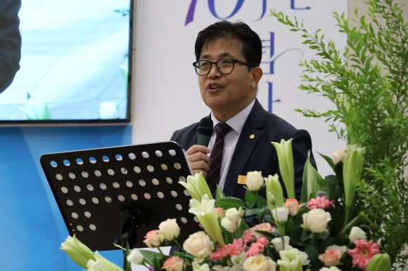 사회를 보고 있는 송영안 장로