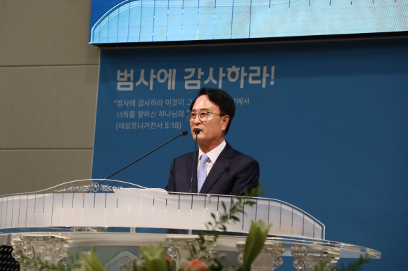 축사하고 있는 박동식 사천시장