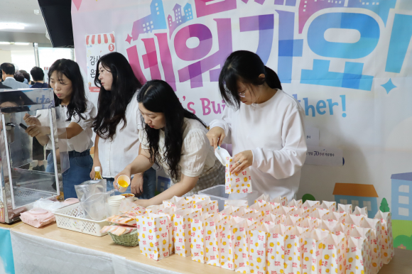 다양한 먹거리를 준비하고 있는 청년세대