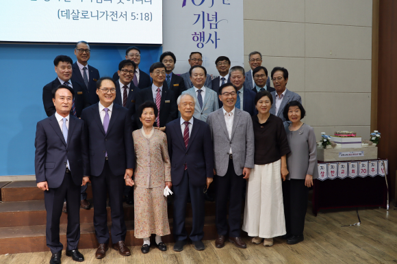 내빈전체, 당회원들이 단체사진을 찍고 있다.