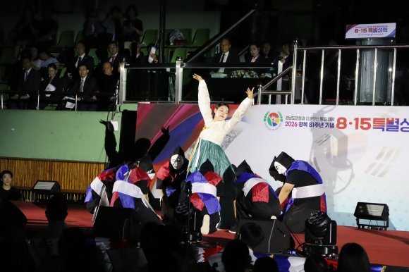 2부 기념행사로 진행된 멘토크루의 축하공연
