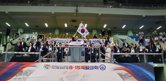 만세삼창을 하고 있는 이창교 목사와 내빈들