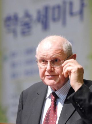 한·호 선교 120주년 학술세미나에서 강의하는 故 변조은 목사 /크리스찬리뷰