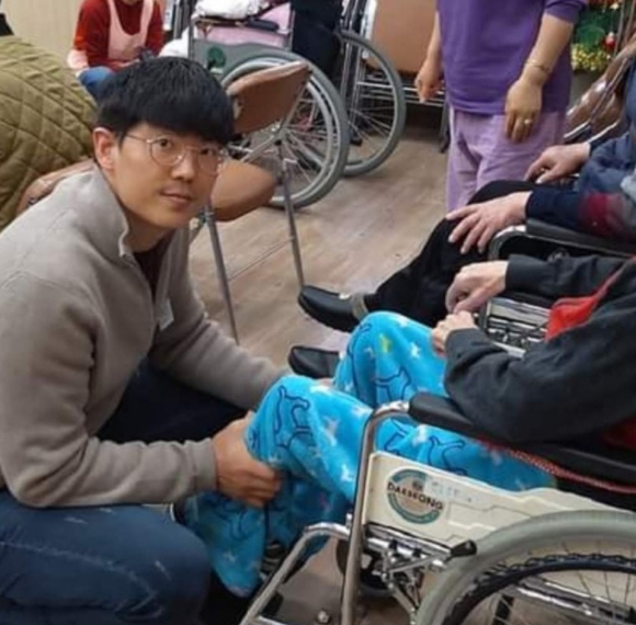 사회복지사 실습 중 새길동산요양원 입소자 어르신 발을 씻어 드리는 장면