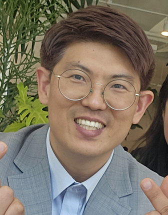 행복한 시간을 보내고 있는 이경호 목사