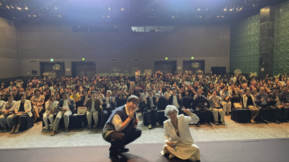 지난 1일 창원 그랜드 머큐어 앰배서더에서 열린 2026 출산돌봄힐링토크콘서트 말자할매쇼에서 참석자들이 출산과 돌봄의 가치를 나누며 공감하는 시간을 가진 뒤 기념촬영을 하고 있다.