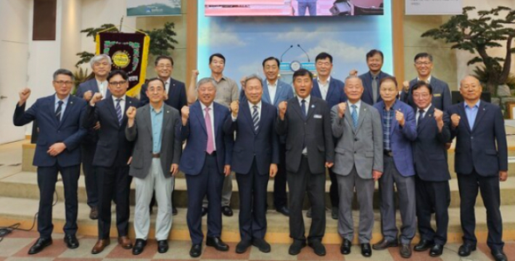 지난달 30일 대한예수교장로회 고신 전국남전도회연합회 회원들이 세광교회에서 순회헌신예배를 드린 뒤 기념촬영을 하고 있다.