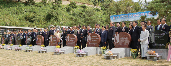 제막식 후 기념촬영(중간에 존 브라운 선교사 부부).