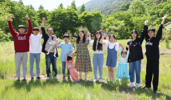 박성용 집사 부부와 열 명의 자녀들이 함께 기념촬영을 하고 있다.