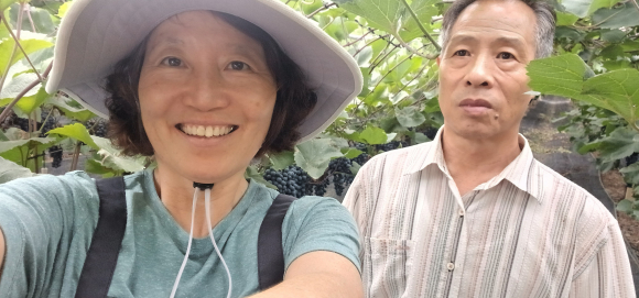 김명희 사모가 환한 미소를 띄고 있다.