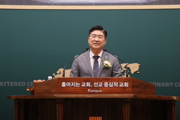 이찬우 목사가 설교를 하고 있다.
