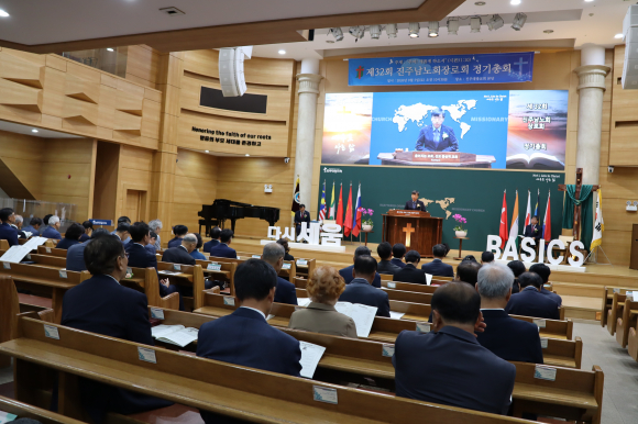 진주남노회 노회장 박용철 목사가 격려사를 하고 있다.