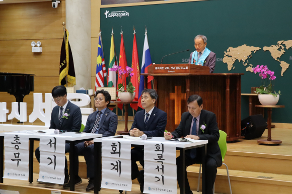 제32회기 새로운 임원진들이 회무처리를 하고 있다.
