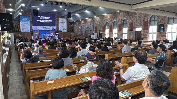 지난 6일 오후 2시 굿네이버스 경남사업본부(본부장 권정은)는 경남 고성군 고성읍 고성교회(김형진 목사)에서 조수아 굿네이버스 나눔대사(찬양사역자)를 초청해 ‘한 영혼 한 학교 보내기’ 나눔콘서트를 개최했다.