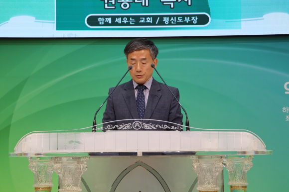 사회를 보고 있는 권용래 목사(함께세우는교회)