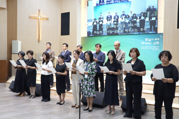 남녀전도회연합회임원들이 특별찬양하고 있다.