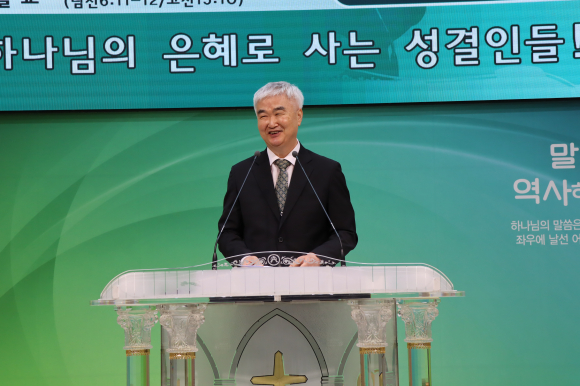 조관호 목사(코너스톤교회)가 설교하고 있다.