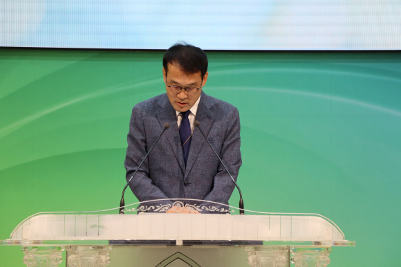 장석정 목사(신마산교회)가 성경봉독하고 있다.