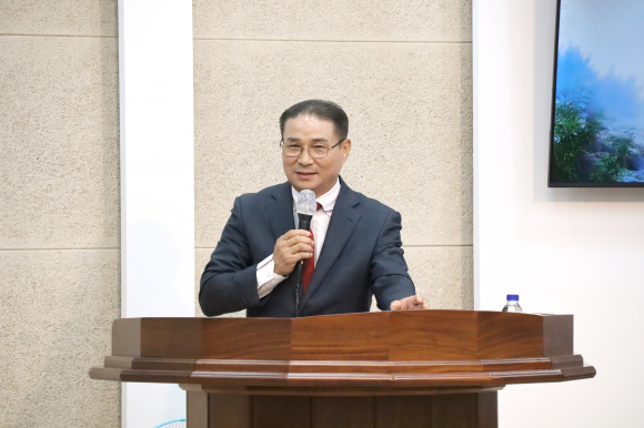 이건재 목사(화정제일교회)가 사회를 보고 있다.