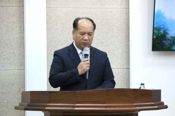 헌금기도하는 김신일 목사(김해제일교회)