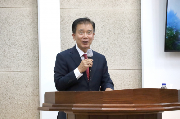 광고하고 있는 오창석 목사(봉황교회)