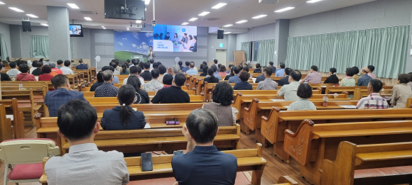지난 5일, 경남김해노회 장로연합회(회장 김봉민 장로)가 주최한 ‘2026년 제2차 장로부부 세미나’가 김해시 율하로에 위치한 소금과빛교회(박석환 목사)에서 있었다.