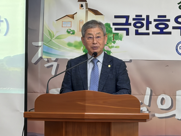 경장연 회장 이수환 장로(진주중부교회)가 격려인사를 하고 있다.