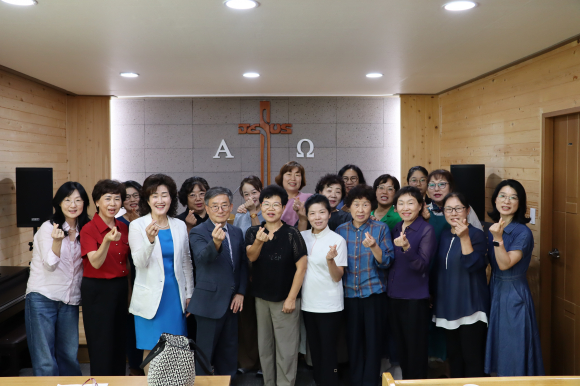 지난 12일, 창원중앙지방(기성)여전도연합회가 의령 선한목자교회(치리목사 권용래)에서 26년 3차 순회예배를 마치고 기념사진을 찍고 있다.