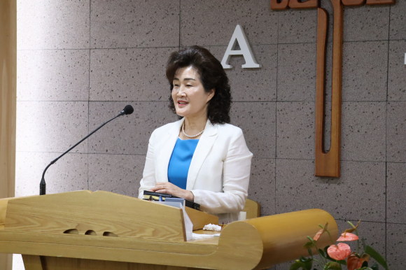 회장 이연자 권사(은혜교회)가 순회예배를 인도하고 있다.