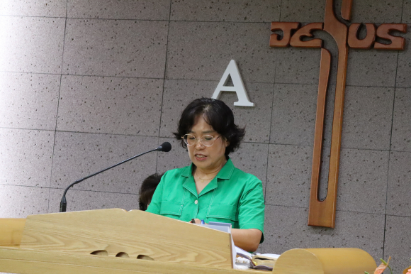 이순임 권사(진해교회)가 기도하고 있다.