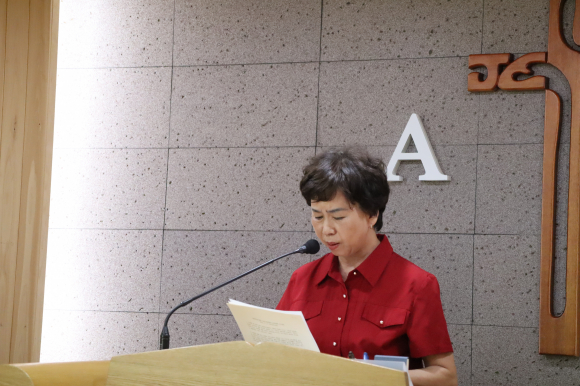주혜숙 집사(지석교회)가 성경봉독하고 있다.