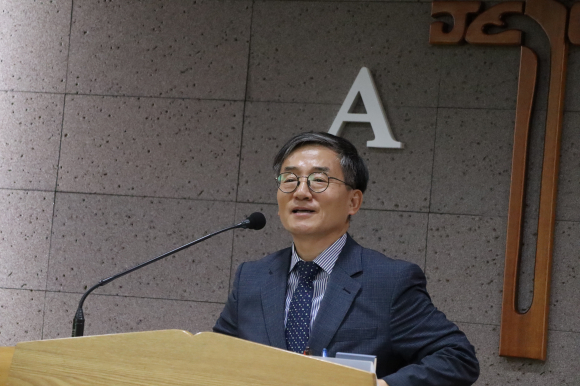 치리목사 권용래 목사가 설교하고 있다.