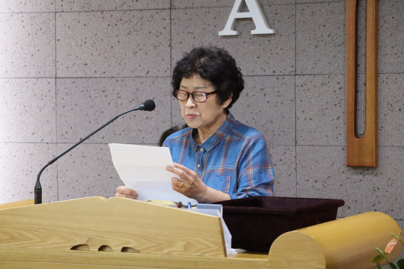 헌금기도하고 있는 최성순 권사(상남교회)