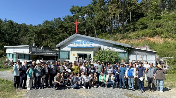 지난 12일, 경남노회장로회(회장 김용언 장로)가 창원 해양드라마세트장과 파도소리길 일원에서 '2026 산행'을 개최했다.