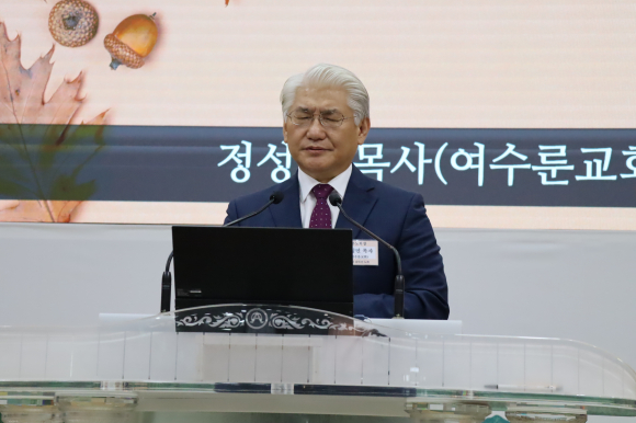 기도하고 있는 정성민 목사(여수룬교회)