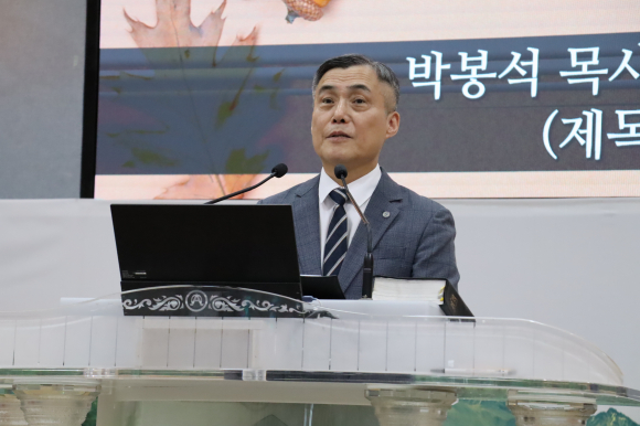 설교하고 있는 박봉석 목사(마산중부교회)