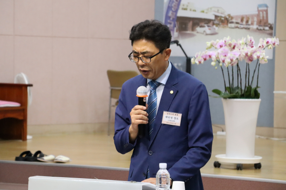 헌금기도하고 있는 한병화 장로(신광교회)