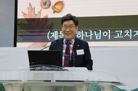 '하나님이 고치지 못할 사람은 없다'의 저자 박효진 장로가 간증하고 있다.