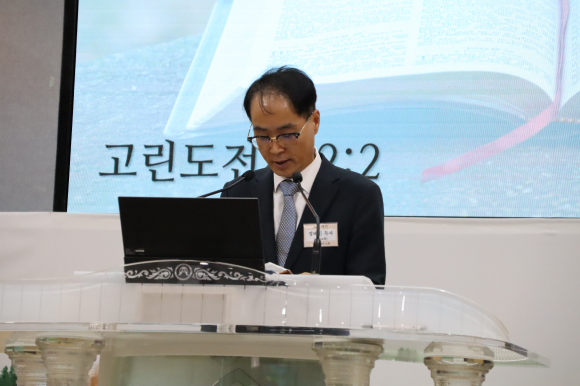 성경봉독하고 있는 정태진 목사(지산교회)
