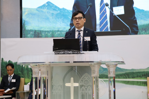 사회를 보고 있는 회장 이성렬 장립집사(마산성막교회)