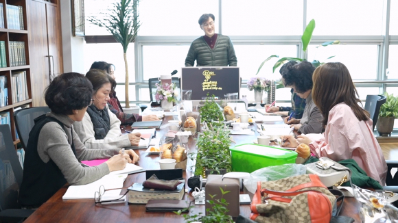강대열 목사가 제자사역자반 수업하고 있다.