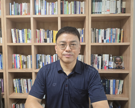 서재에서 포즈를 취하고 있는 이승철 목사