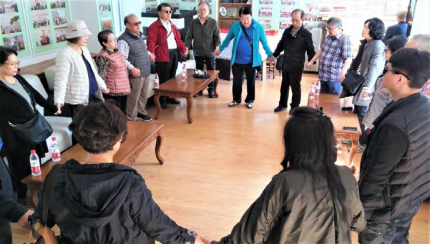 기념관에서 손을 잡고 통성기도하는 성시화 임원들